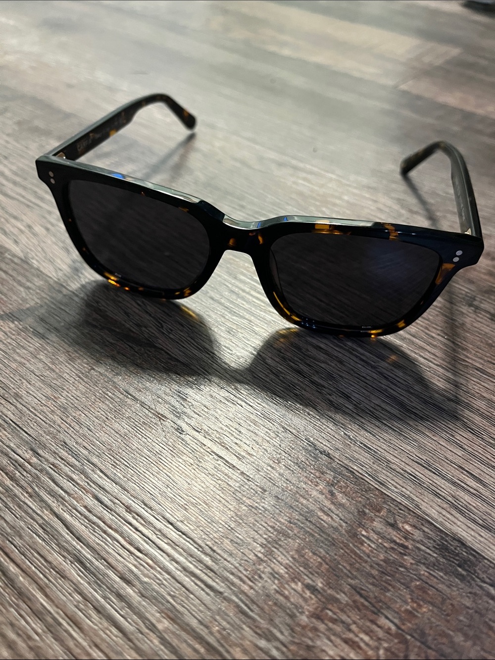 Classic Tortoiseshell Men's Sunglasses with Dark Lenses